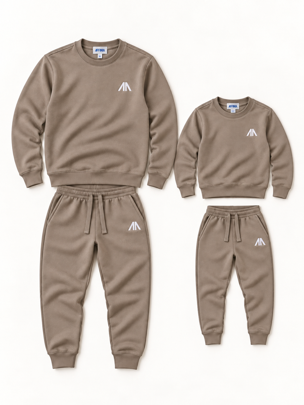 Flat lay heren- en kindertrainingspak taupe