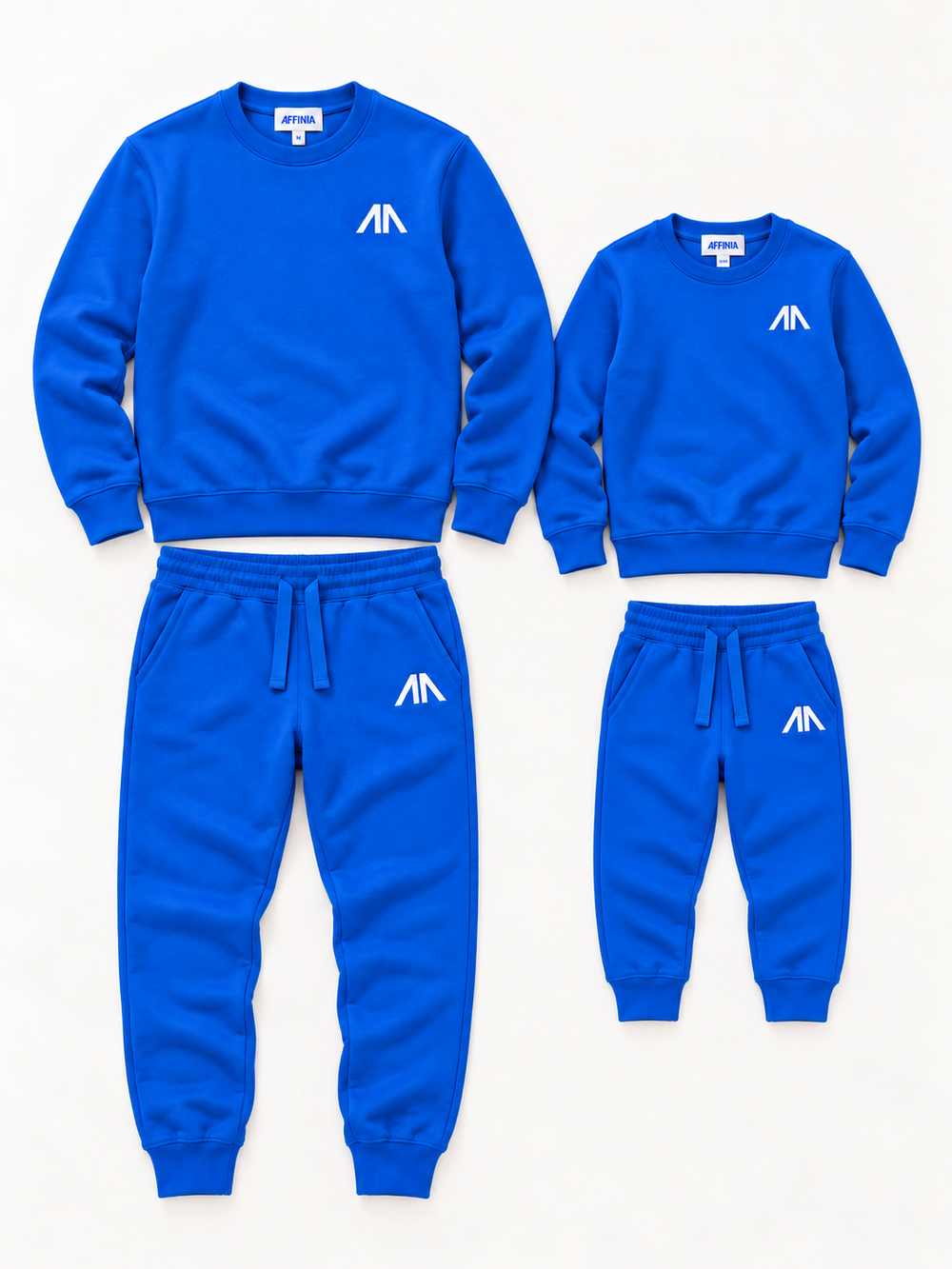 Flat lay heren- en kindertrainingspak blauw