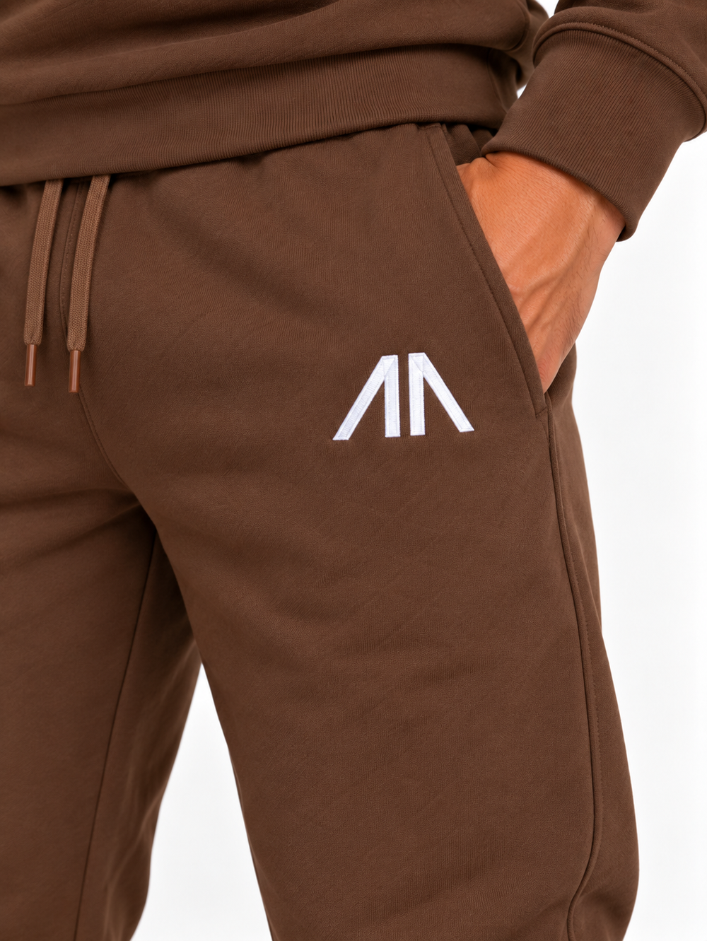 Close-up geborduurd Affinia logo op de broek