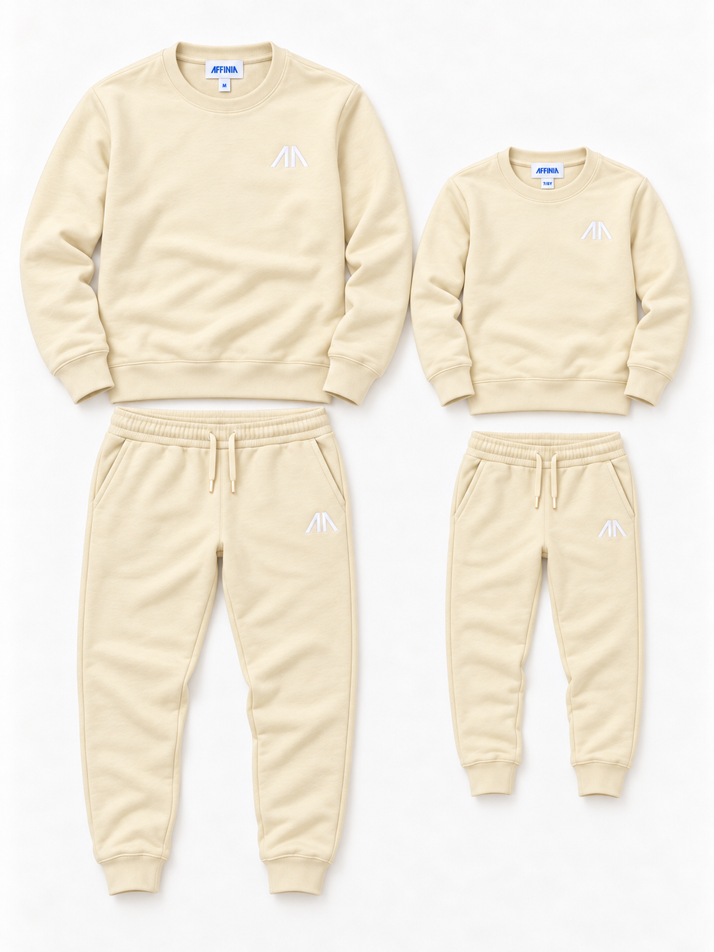 Flat lay heren- en kindertrainingspak licht geel