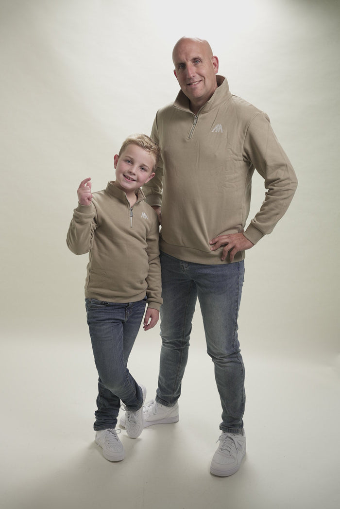Vader en zoon in matching Quarter Zip Stone