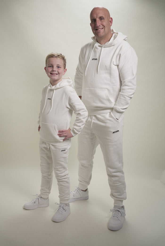 Vader en zoon in matching Trainingspak Off White