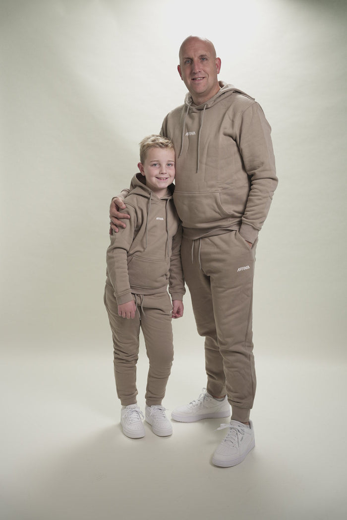 Vader en zoon in matching Trainingspak Taupe