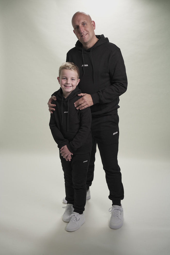 Vader en zoon in matching Trainingspak Zwart